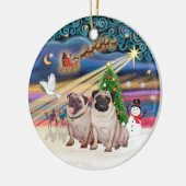 Kerstmagie - Pugs (Twee reebruin 2) Keramisch Ornament (Links)