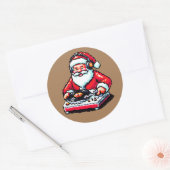 Kerstman als DJ: 8-Bit Kerstvreugde Ronde Sticker (Envelop)