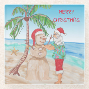 Kerstman bouwt sneeuwman op het strand glazen onderzetter