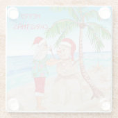 Kerstman bouwt sneeuwman op het strand glazen onderzetter (Achterkant)