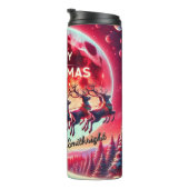 Kerstman boven de bevroren dennenbomen thermosbeker (Geroteerd rechts)