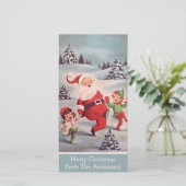 Kerstman danst met elfen op kerstkaart (Staand voorkant)