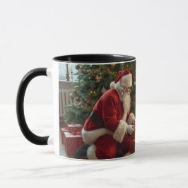 Kerstman die cadeaus onder de boom legt mok