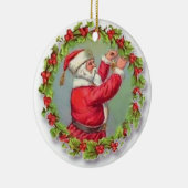 kerstman die een Wreath vastmaakt Keramisch Ornament (Rechts)