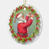 kerstman die een Wreath vastmaakt Keramisch Ornament (Links)