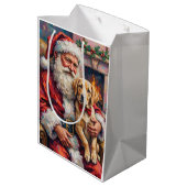 Kerstman die Labrador Kerstkunst vasthoudt Medium Cadeauzakje (Achterkant Gekanteld)