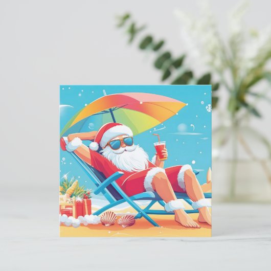 Kerstman die ontspant op een tropisch strandbed  feestdagenkaart (Staand voorkant)