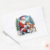 Kerstman en een jong rendier in de winter vierkante sticker (Envelop)