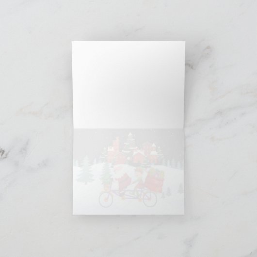 Kerstman en Elf maken sneeuwrit op de fiets Kerstk Feestdagen Kaart (Binnen)