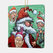 Kerstman en Kerstelfen Keramisch Ornament (Links)