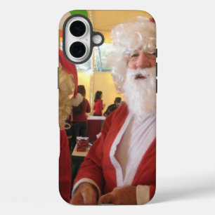Kerstman en mevrouw Claus Kerstviering - Feestelij iPhone 16 Plus Hoesje
