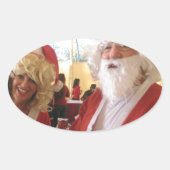 Kerstman en mevrouw Claus Kerstviering - Feestelij Ovale Sticker (Voorkant)