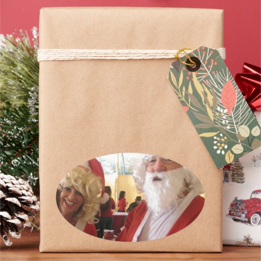 Kerstman en mevrouw Claus Kerstviering - Feestelij Ovale Sticker (Feestdagen)