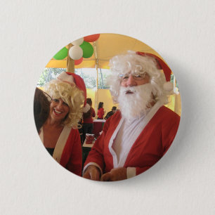 Kerstman en mevrouw Claus Kerstviering - Feestelij Ronde Button 5,7 Cm