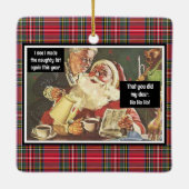 Kerstman en mevrouw Claus Ondeugend  Grappig Plaid Keramisch Ornament (Achterkant)