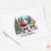 Kerstman en rendier in het besneeuwde bos vierkante sticker (Envelop)