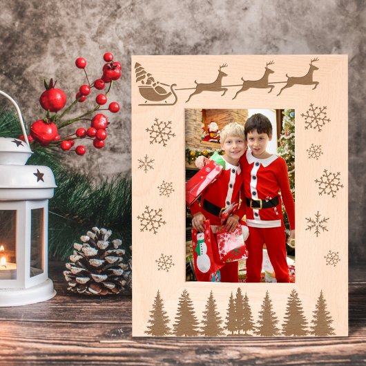 Kerstman en rendier sneeuwvlokken en bomen gegraveerde lijstjes