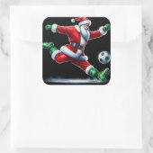 Kerstman gekleed in rood schopt een Voetbal vrolij Vierkante Sticker (Tas)