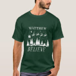 Kerstman gelooft in traditionele kerstfamilie t-shirt<br><div class="desc">Kerstman gelooft traditionele moderne vakantie elegante groen en wit bijpassende familie decor voorkeur t-shirt cadeau ontwerp.</div>