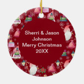 Kerstman Gnoom & Rode Patroon Naam & Datum Keramisch Ornament (Achterkant)