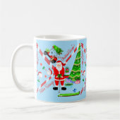 Kerstman golft bij kerstboom koffiemok (Links)