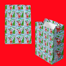 Kerstman golft bij kerstboom medium cadeauzakje