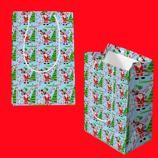 Kerstman golft bij kerstboom medium cadeauzakje