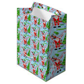 Kerstman golft bij kerstboom medium cadeauzakje (Voorkant Gekanteld)