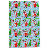 Kerstman golft bij kerstboom medium cadeauzakje (Voorkant)