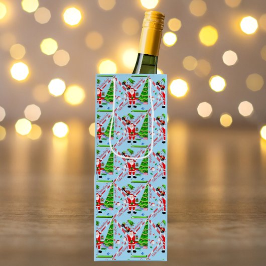Kerstman golft bij kerstboom wijn cadeautas