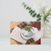 Kerstman hand met koekjes en notitie feestdagenkaart (Staand voorkant)