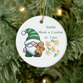 Kerstman heeft een koekje of twee op een keramisch ornament