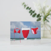 Kerstman hoed en bikini op een waslijn feestdagenkaart (Staand voorkant)