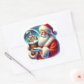 Kerstman houdt een feestelijk Wereldbol in de wint Vierkante Sticker (Envelop)