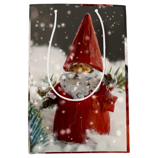 Kerstman in de sneeuw medium cadeauzakje (Voorkant)