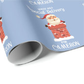 Kerstman in een Schoorsteen Aangepaste Naam Kerstm Cadeaupapier (Rol Hoek)