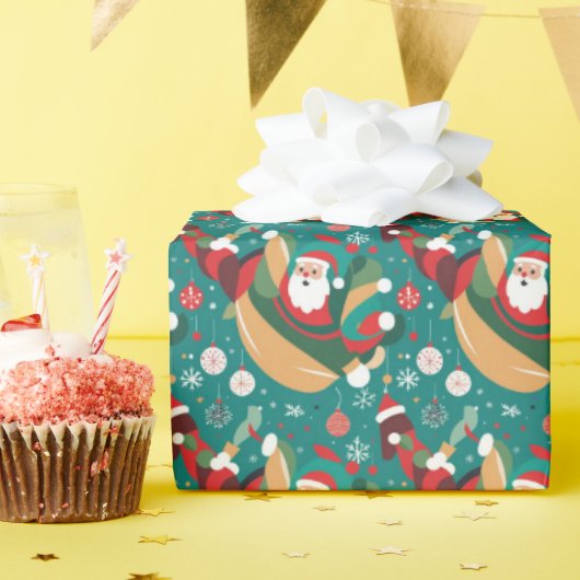 Kerstman in kerstpatroon cadeaupapier (Verjaardagsfeest)