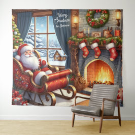 Kerstman in slee rustend bij open haard achtergron wandkleed