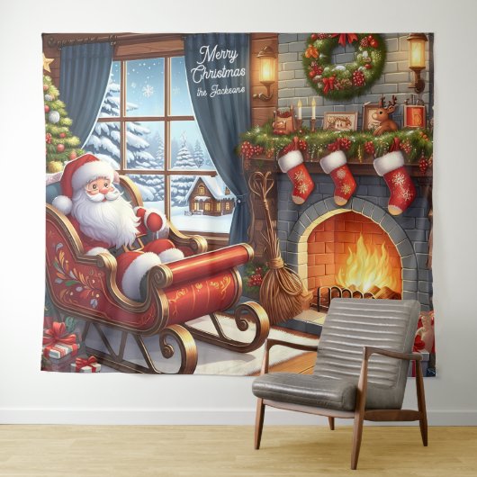 Kerstman in slee rustend bij open haard achtergron wandkleed (In Situ (horizontaal))