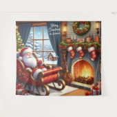 Kerstman in slee rustend bij open haard achtergron wandkleed (Voorkant (horizontaal))