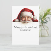 Kerstman kijkt grappige kerstkaart (Staand voorkant)