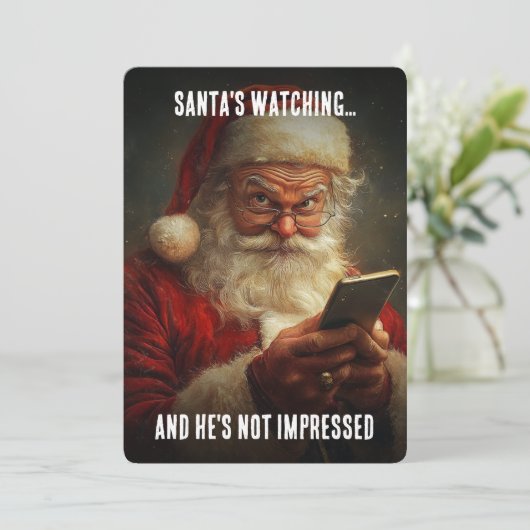 Kerstman kijkt toe  Niet onder de indruk Sarcastis Feestdagenkaart (Staand voorkant)