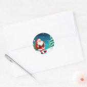Kerstman loopt vrolijk in een besneeuwde winter ronde sticker (Envelop)