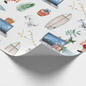 Kerstman met computer en surfplank op kerst cadeaupapier (Hoek)