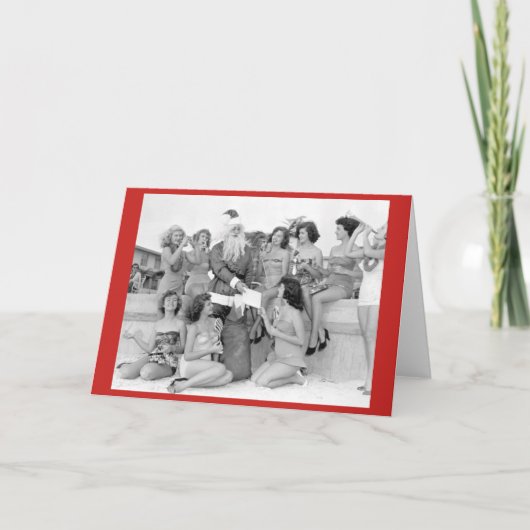 Kerstman met jonge vrouwen op het strand feestdagen kaart (Voorkant)