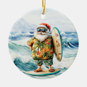 Kerstman op surfplank tegen zee achtergrond keramisch ornament