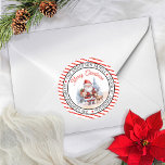 kerstman | Rendier Christmas Circle retouradres Ronde Sticker<br><div class="desc">Leuke waterverf santa en rendieren "Vrolijk kerstfeest" circulaire retour adres envelop of pakketzegel. Het ontwerp heeft een rode en witte diagonaal gestreepte achtergrond op de buitenranden van de cirkel als achtergrond voor sneeuwval. Personaliseer eenvoudig met uw groet,  naam of familienaam en retouradres,  plaats,  staat en postcode.</div>