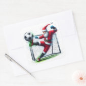 Kerstman schopt een Voetbal op een winterveld Vierkante Sticker (Envelop)
