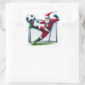 Kerstman schopt een Voetbal op een winterveld Vierkante Sticker (Tas)