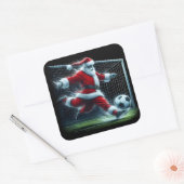 Kerstman schopt het Voetbal tijdens een feestelijk Vierkante Sticker (Envelop)